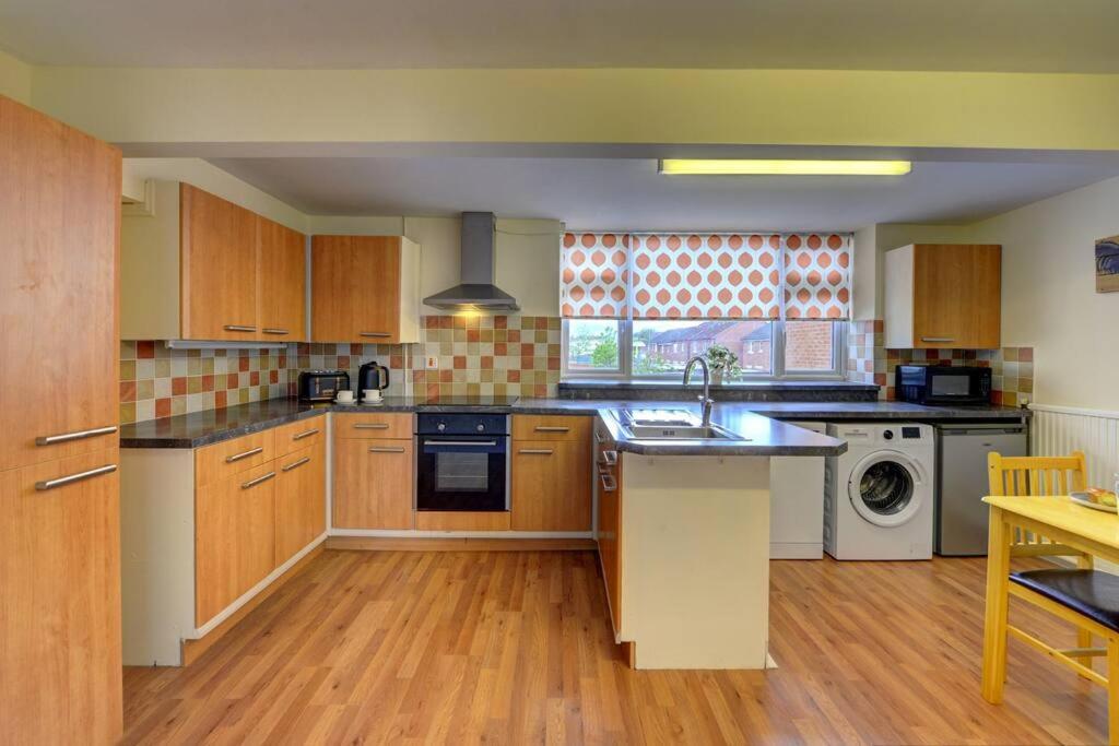 5 bedrooms, sleeps up to 16, secure parking space & comfort view 5