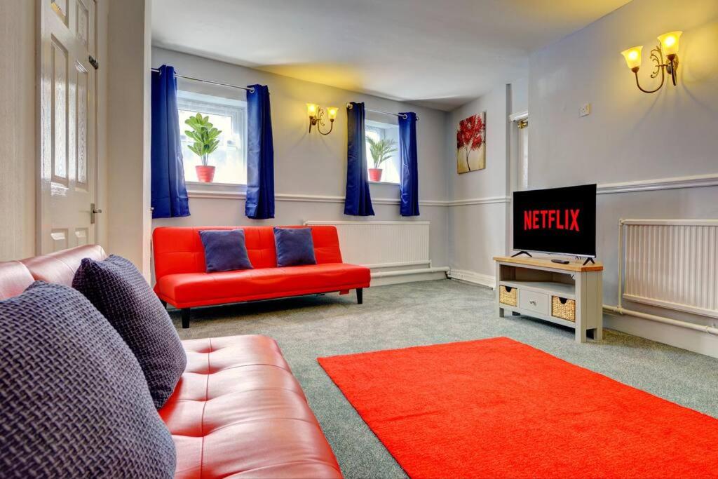 5 bedrooms, sleeps up to 16, secure parking space & comfort view 3
