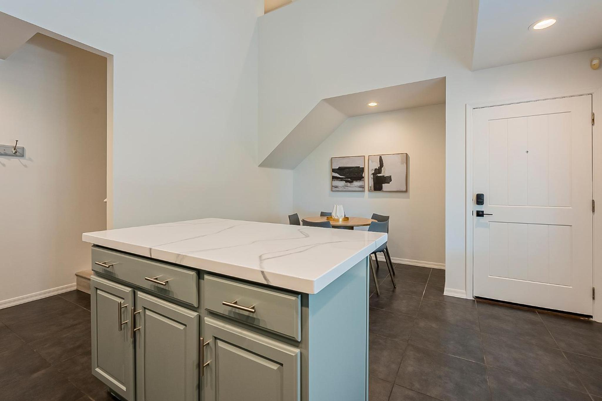 Modern 3 Bed - 3 Bath Townhouse w/ rooftop deck view 4