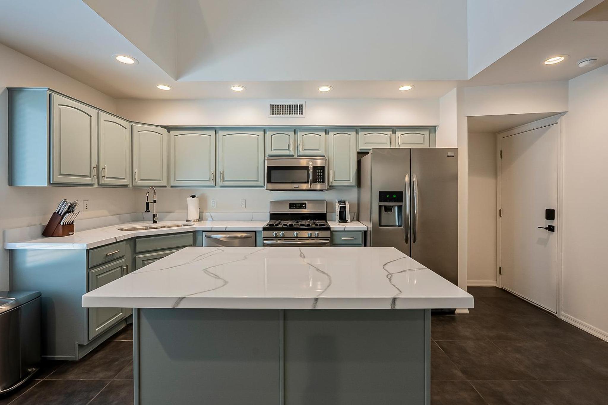 Modern 3 Bed - 3 Bath Townhouse w/ rooftop deck view 3