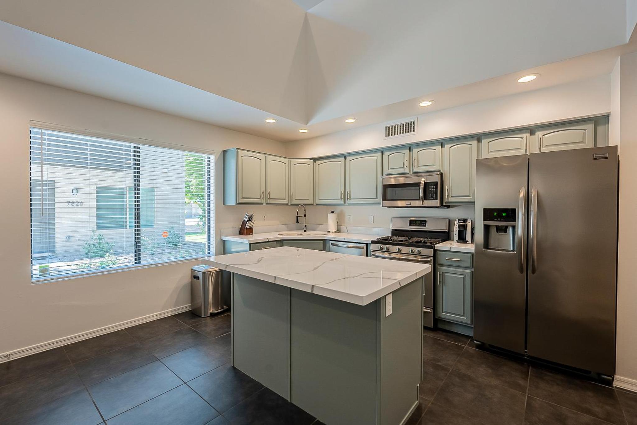 Modern 3 Bed - 3 Bath Townhouse w/ rooftop deck view 5