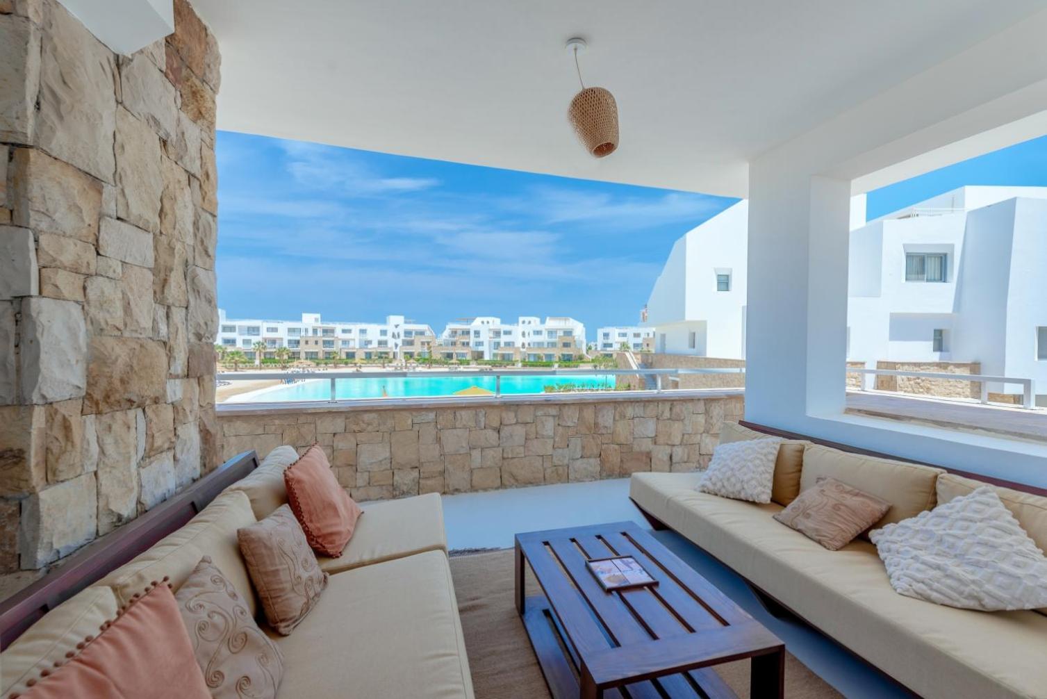 Chic & Modern 3BR in Swan Lake El Gouna Private Terrace & Lagoon access view 3