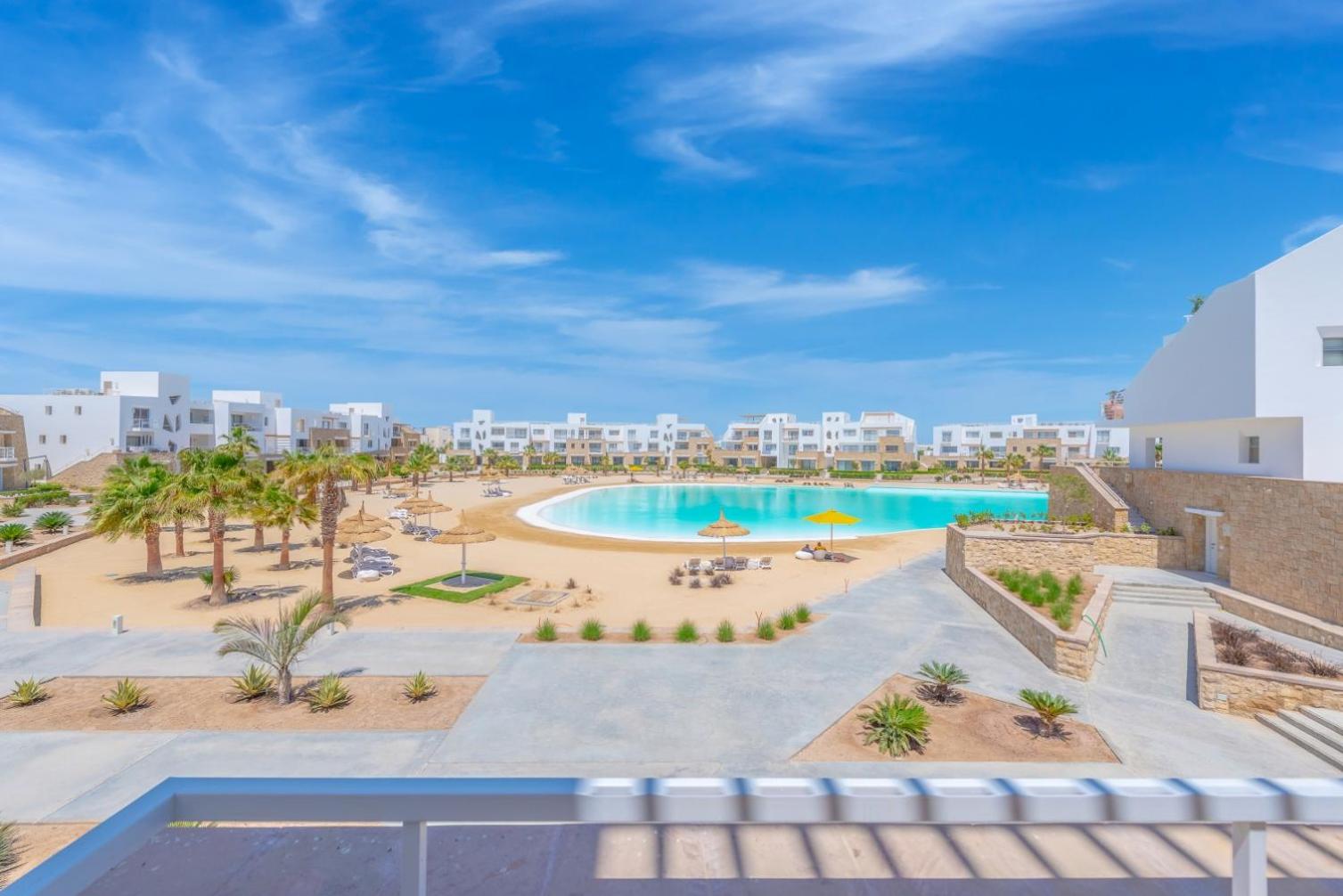 Chic & Modern 3BR in Swan Lake El Gouna Private Terrace & Lagoon access view 4
