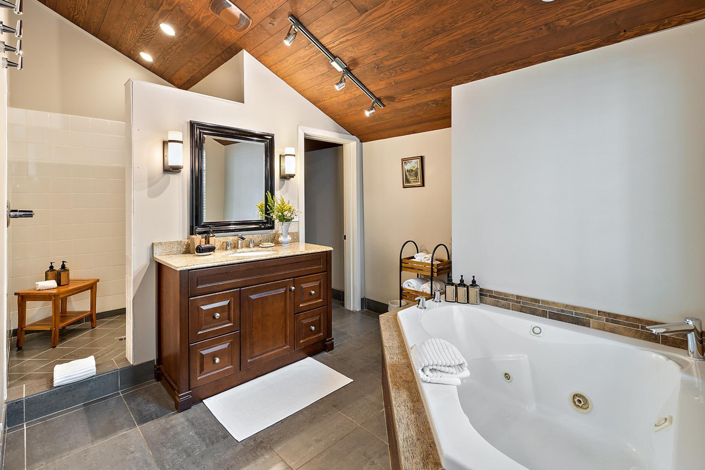 Jacksonville Vacations - McCully House Inn - Property Image 19