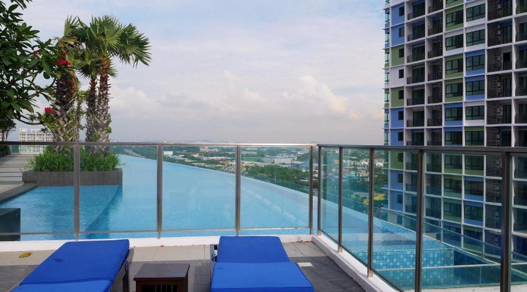 Duplex Condo with Lots of Entertainments Around! photo 1