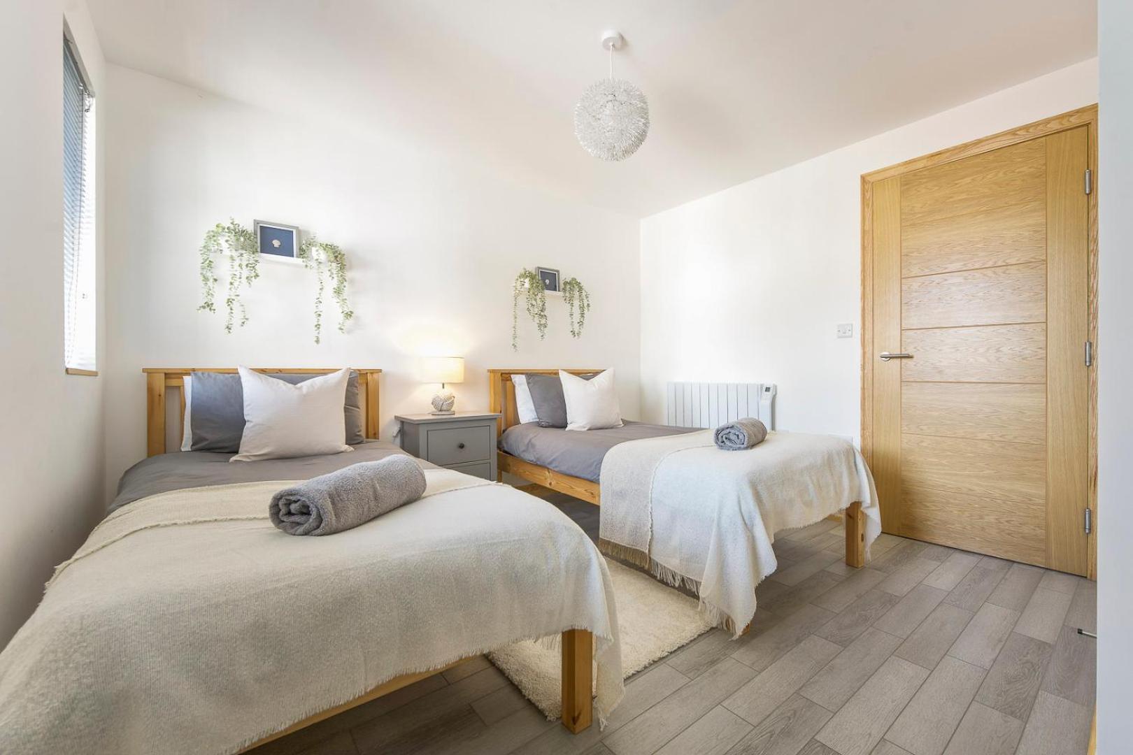 Spacious, newly renovated, three bedroom TOWN CENTRE duplex apartment with free parking, sleeps seven - Walking distance to beach view 5