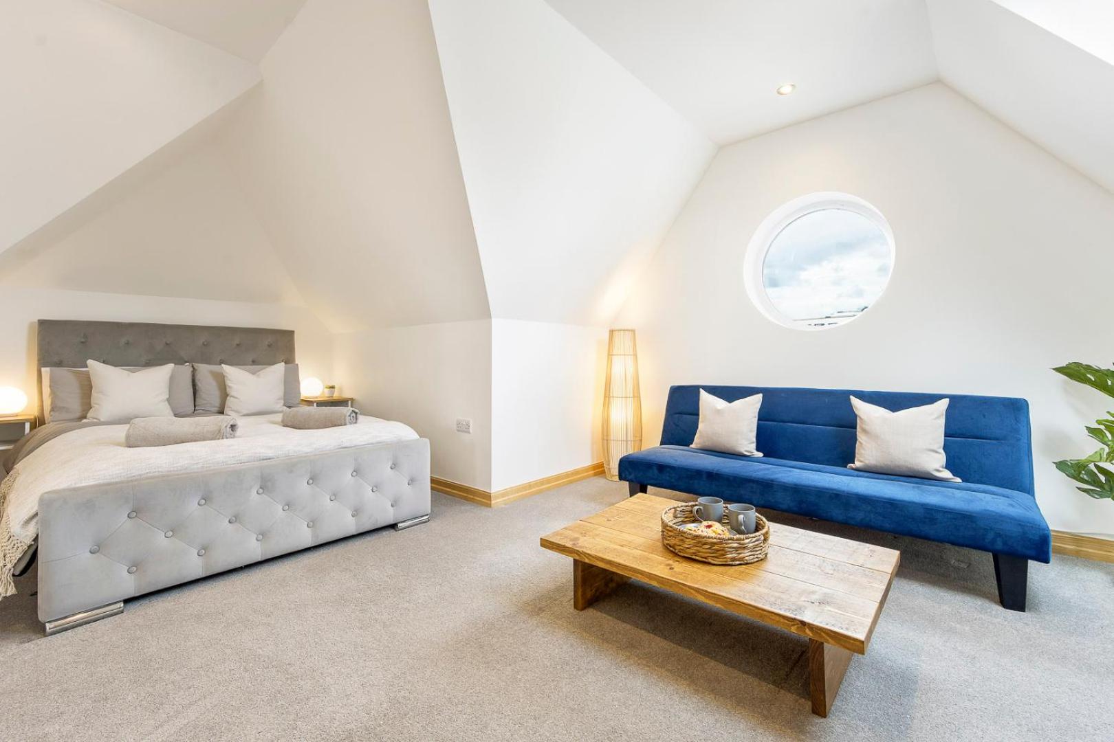 Spacious, newly renovated, three bedroom TOWN CENTRE duplex apartment with free parking, sleeps seven - Walking distance to beach view 4