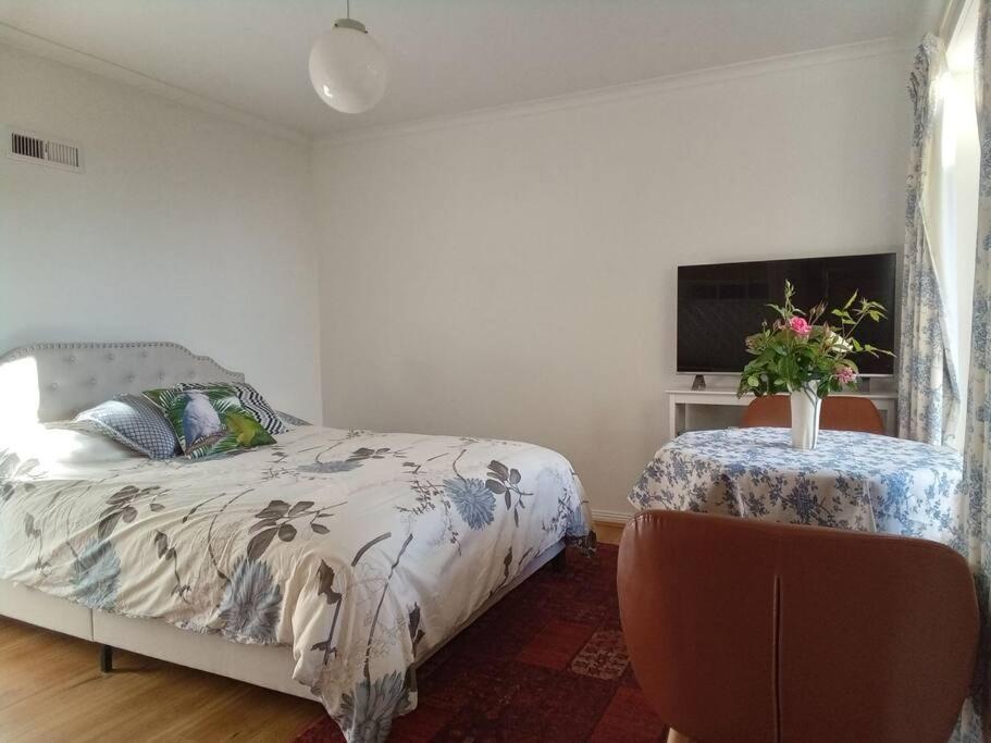 West Hobart self contained 1 bedroom studio walk to town