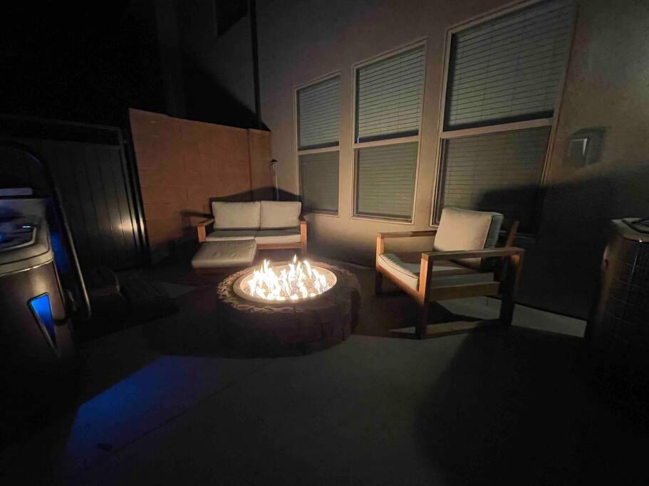 Hotel Modern Work/Relax - Private Hottub & Firepit - Image 1