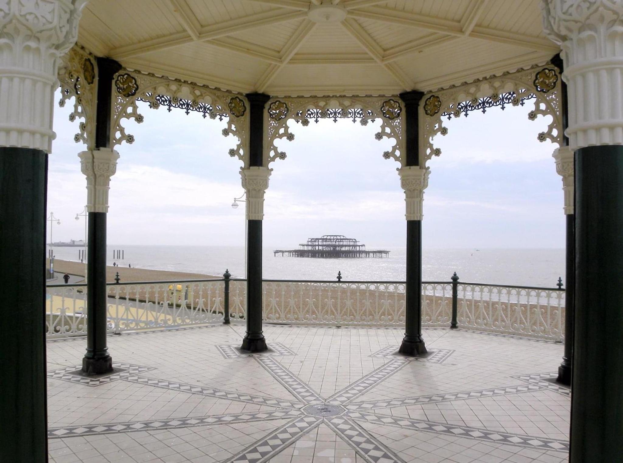SEAFRONT SANCTUARY Beautiful Art Deco Apartment with Stunning City & Sea Views