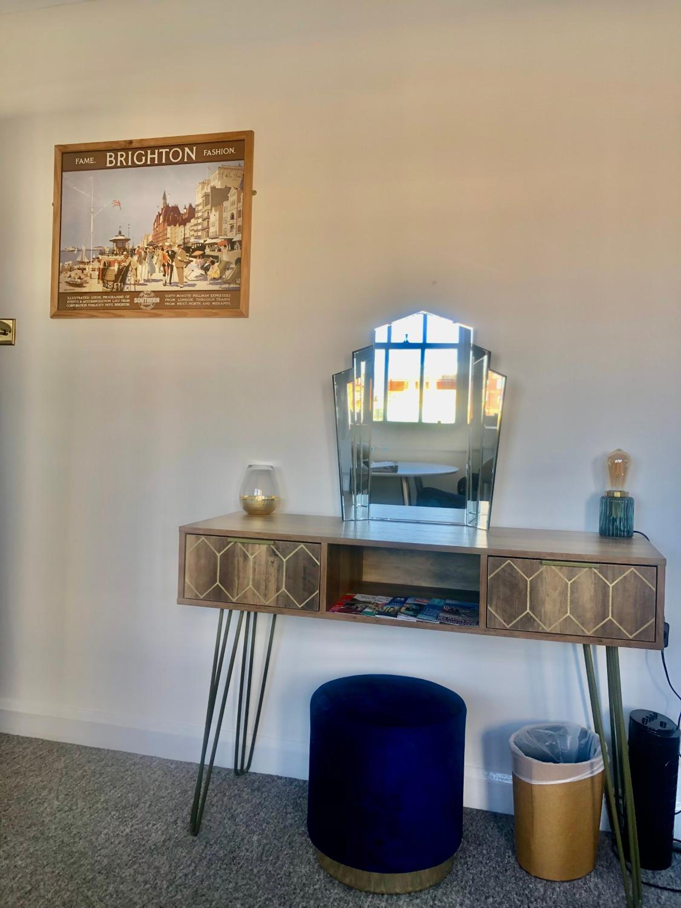 SEAFRONT SANCTUARY Beautiful Art Deco Apartment with Stunning City & Sea Views