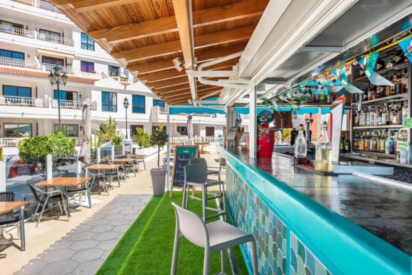 Greatly located apartment with heated pool, Los Cristianos