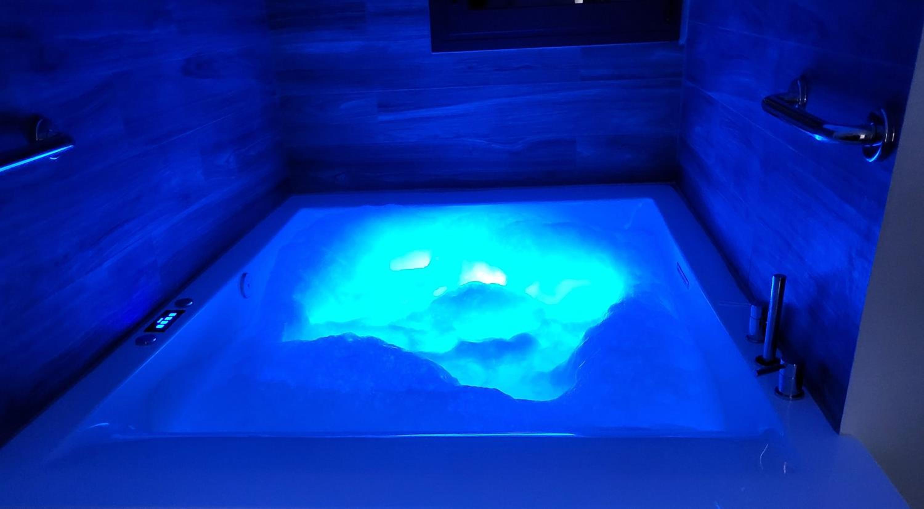 Jacuzzi Suite and Family Apartment Near Acropolis