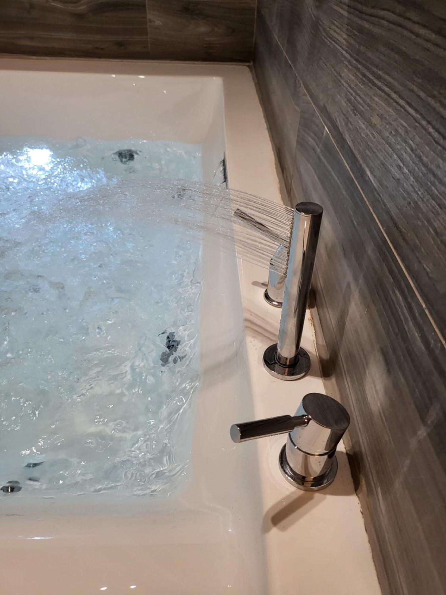 Jacuzzi Suite and Family Apartment Near Acropolis