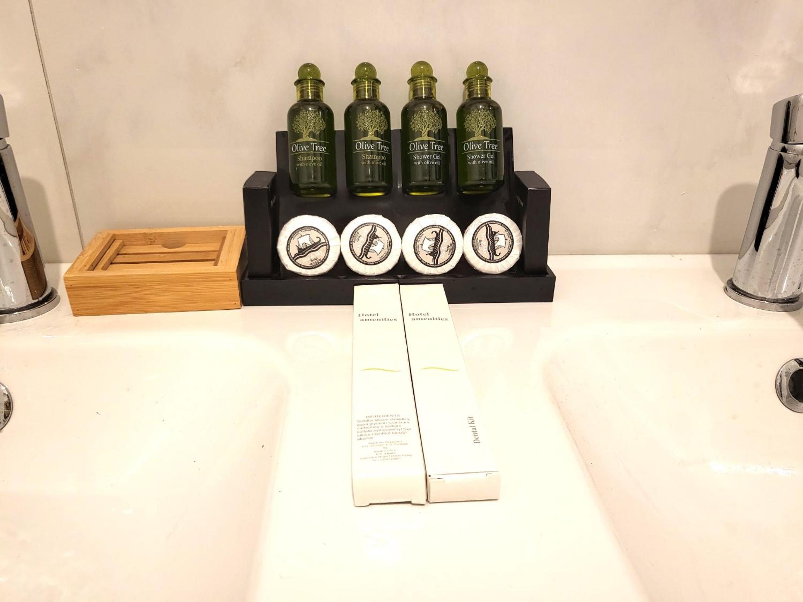 Jacuzzi Suite and Family Apartment Near Acropolis