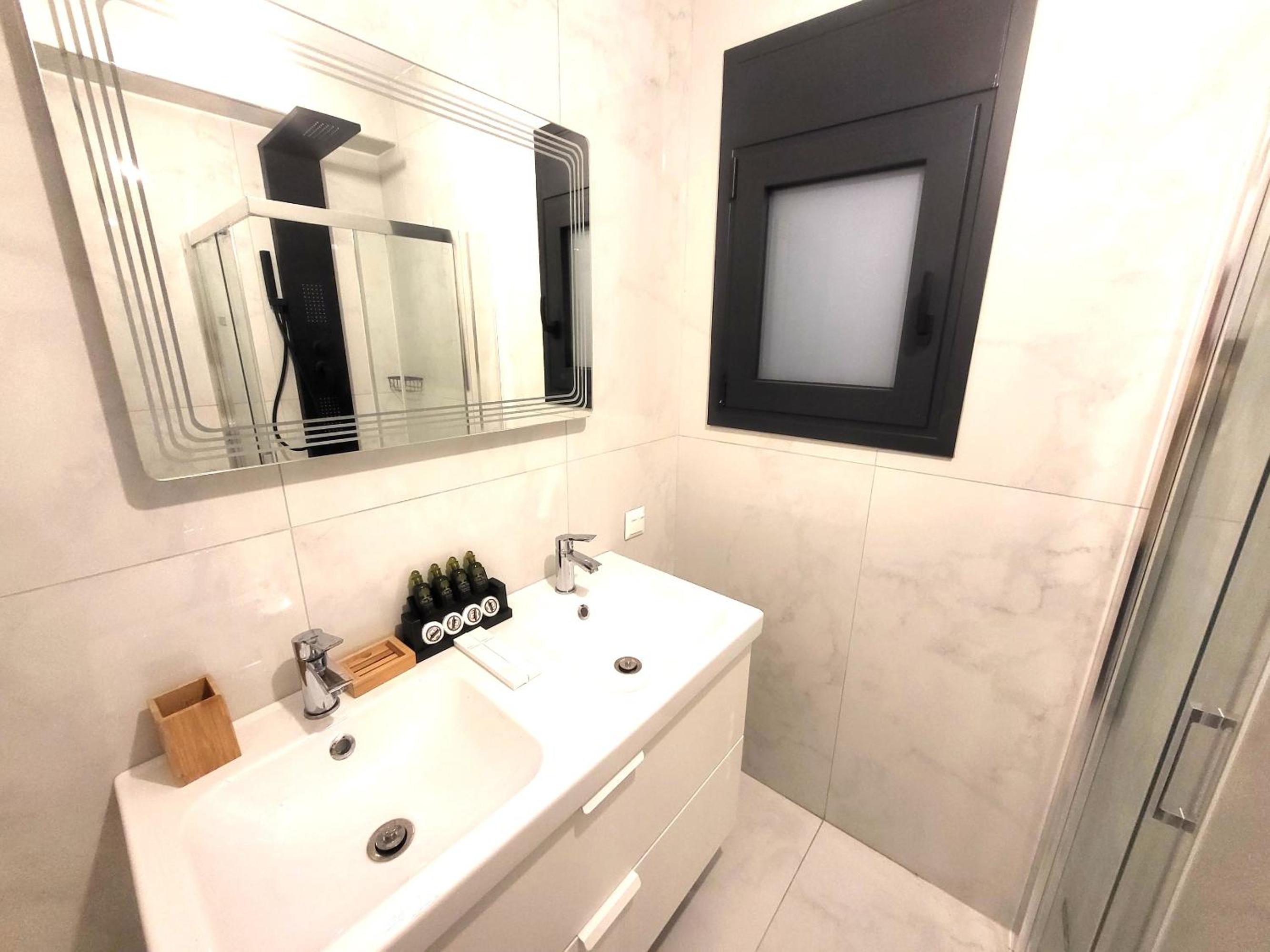 Jacuzzi Suite and Family Apartment Near Acropolis