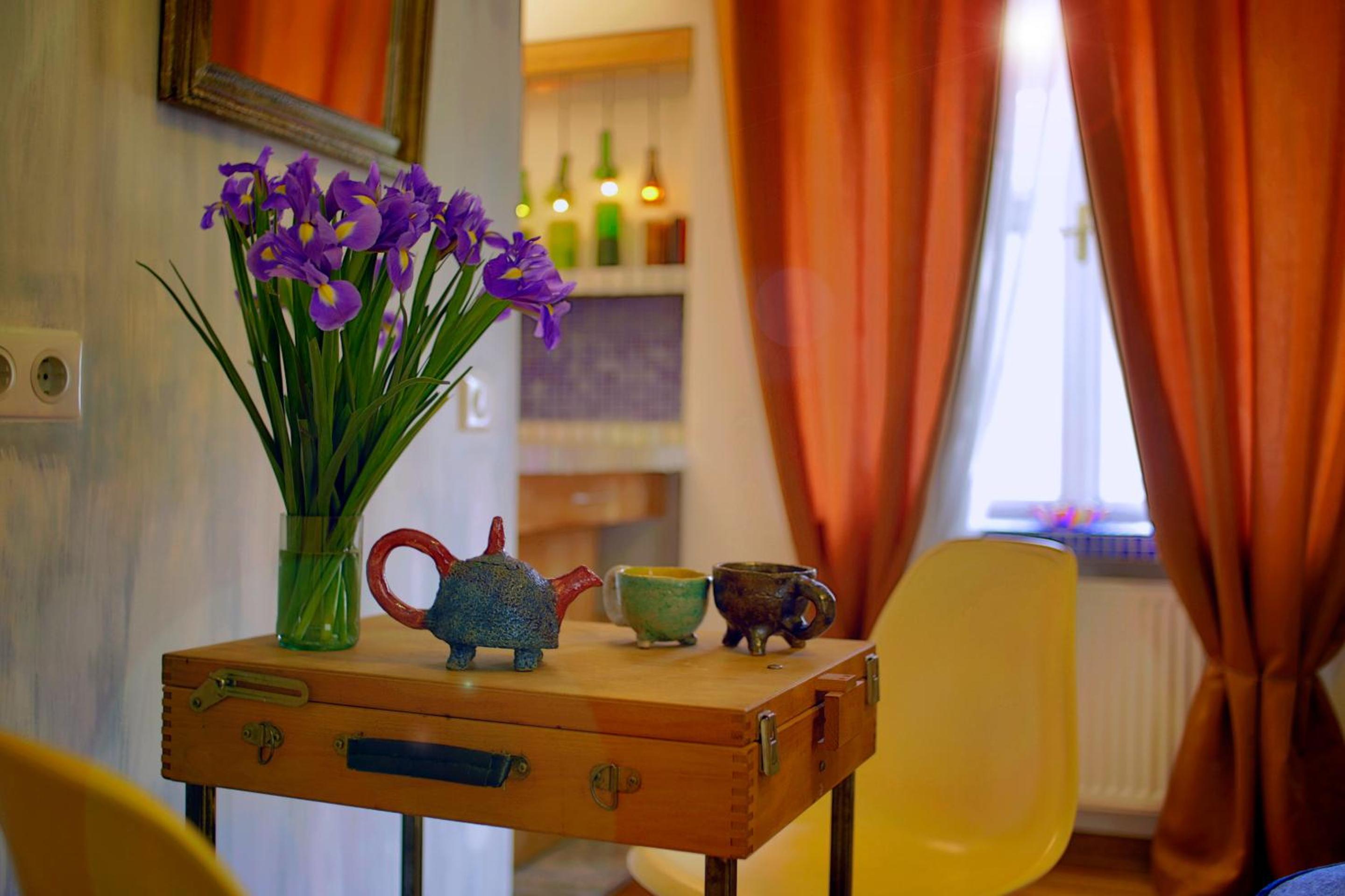 Colors Apartments - Ochre