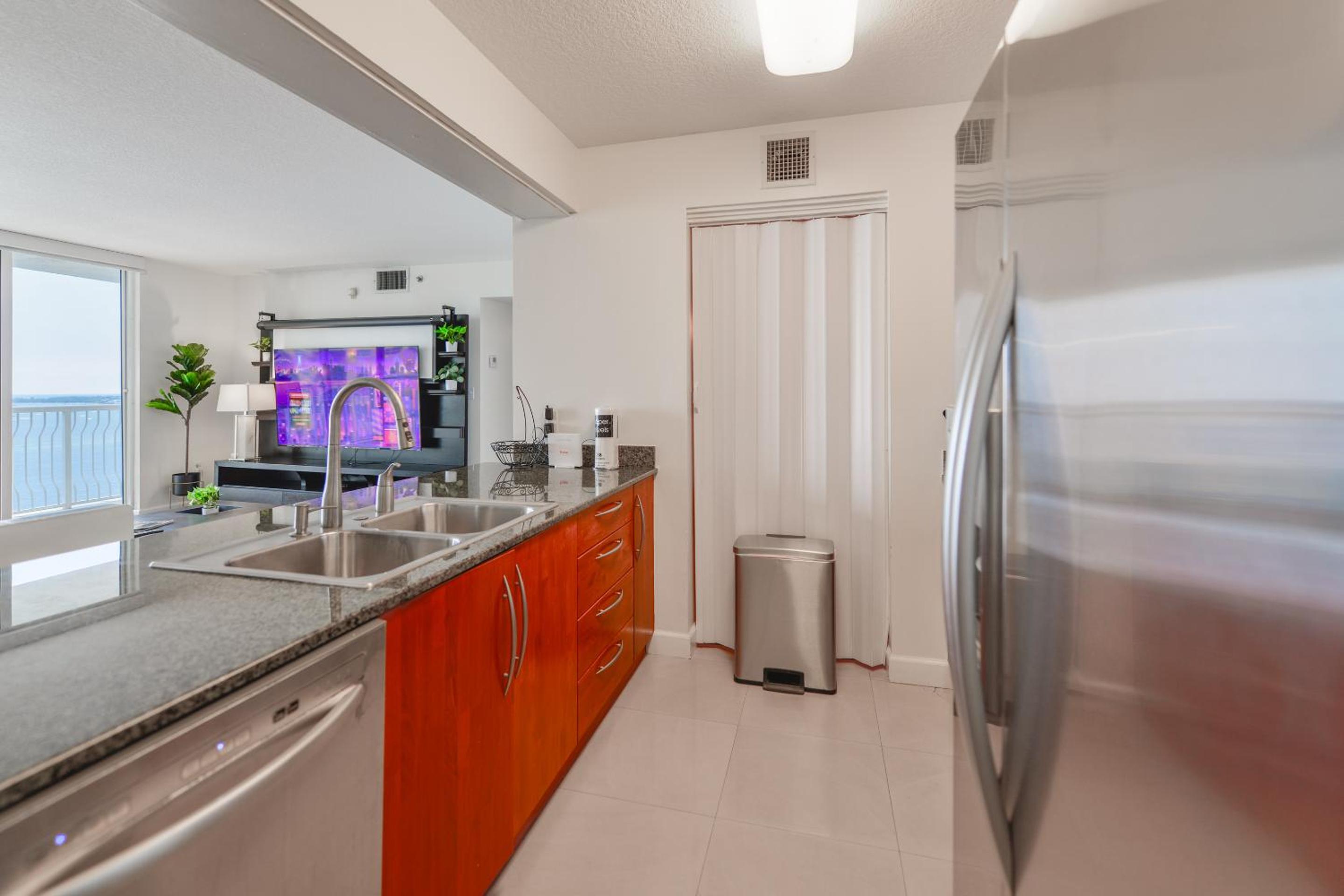 Spectacular 3 BD Condo direct Ocean balcony view