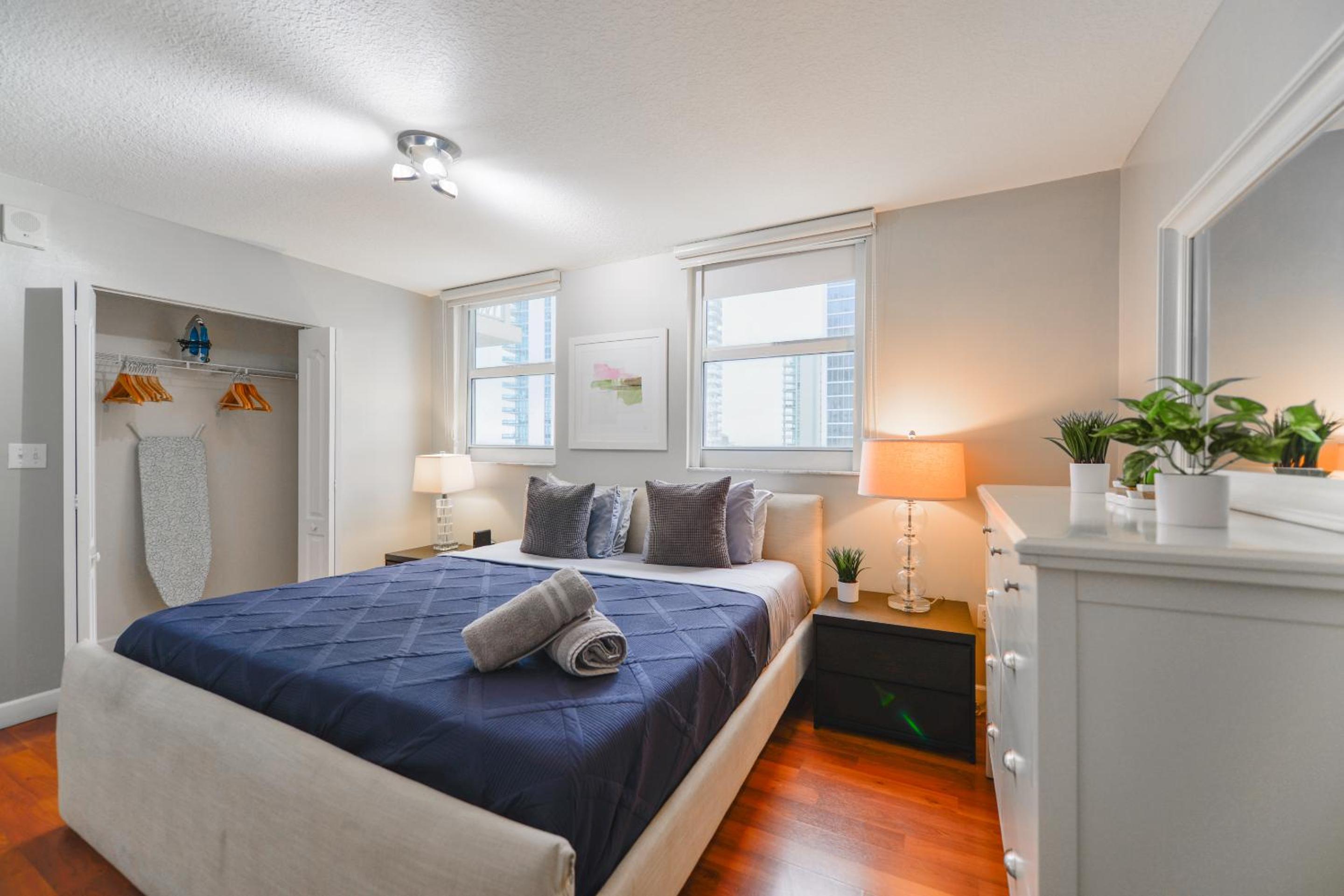 Spectacular 3 BD Condo direct Ocean balcony view