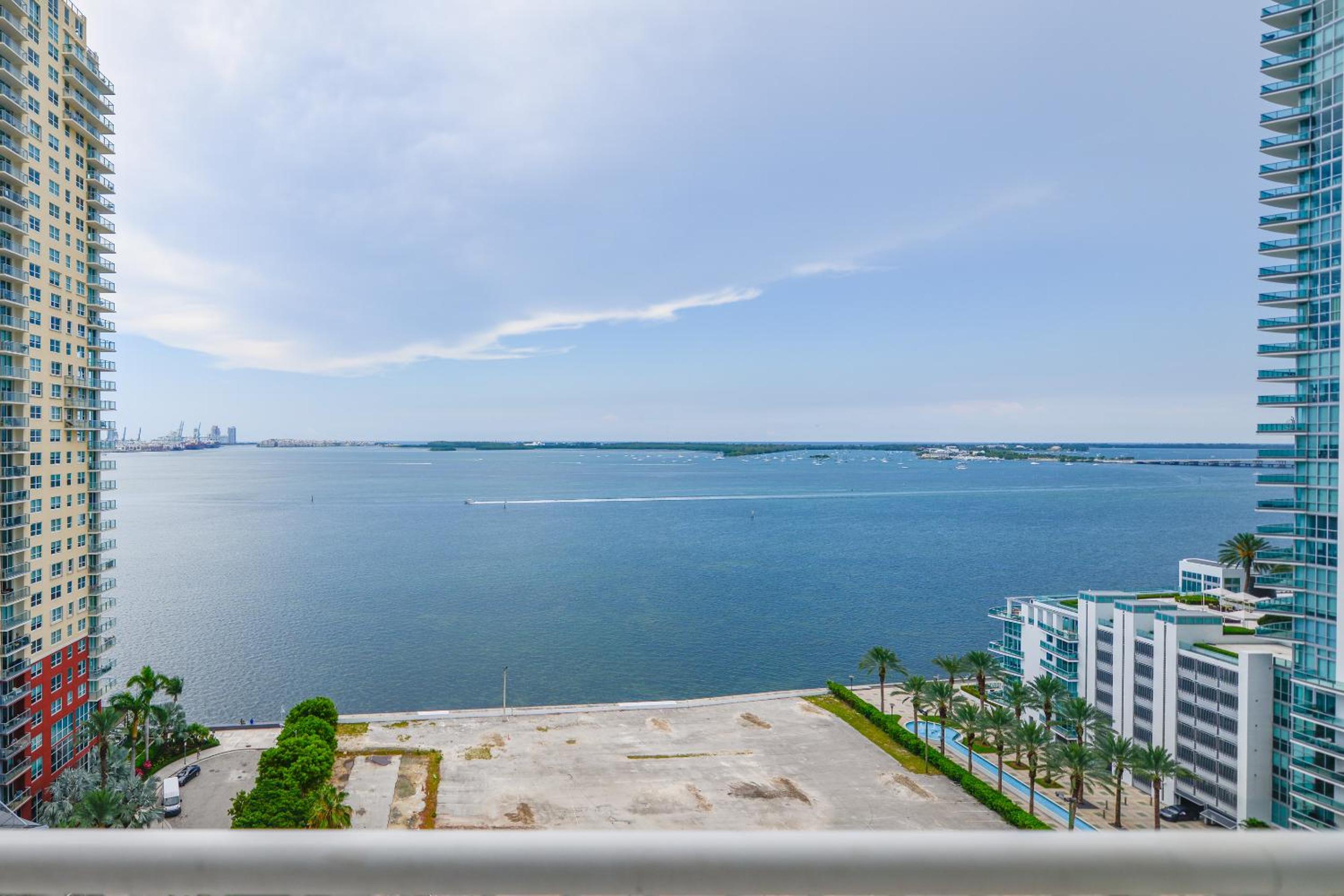 Spectacular 3 BD Condo direct Ocean balcony view
