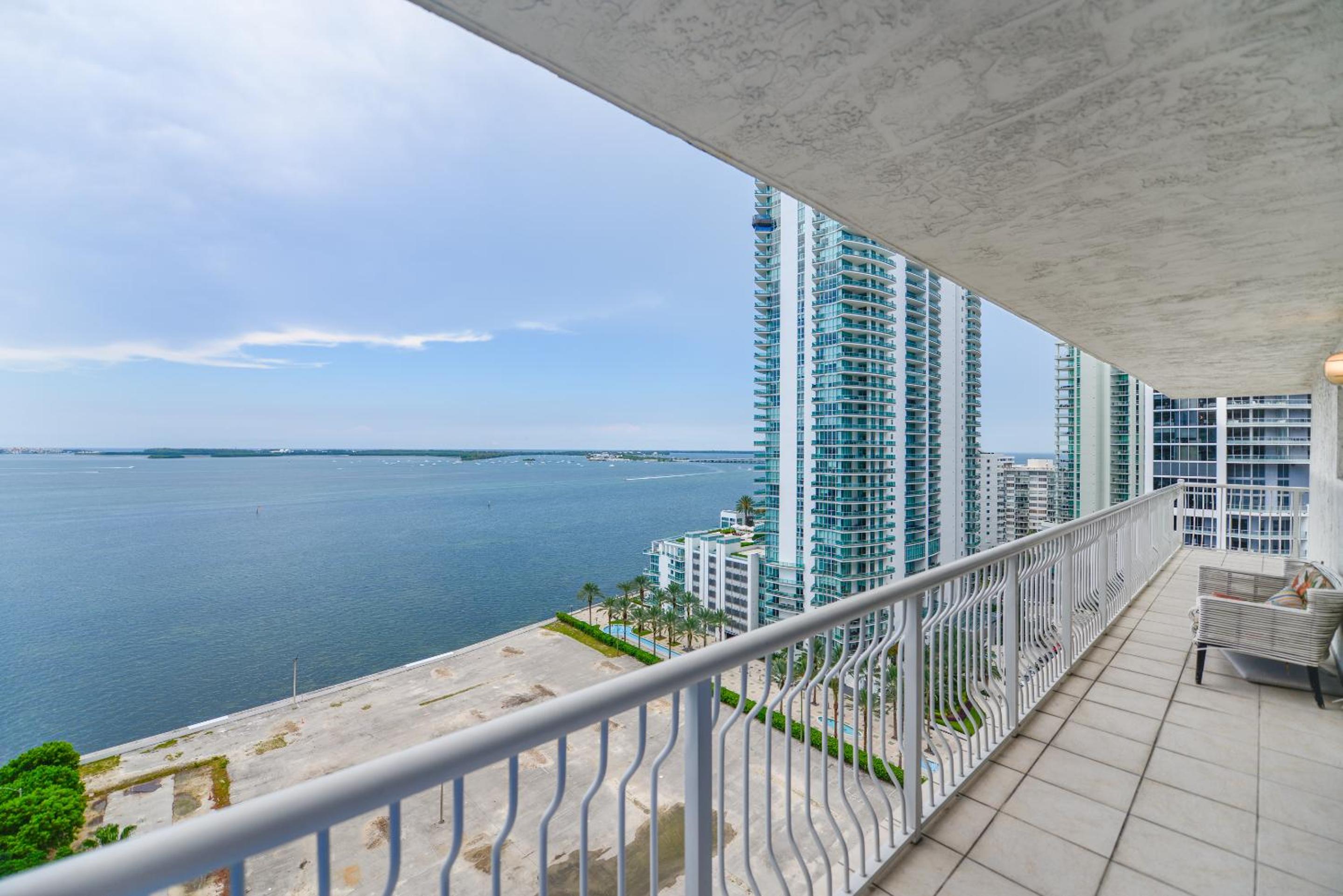 Spectacular 3 BD Condo direct Ocean balcony view