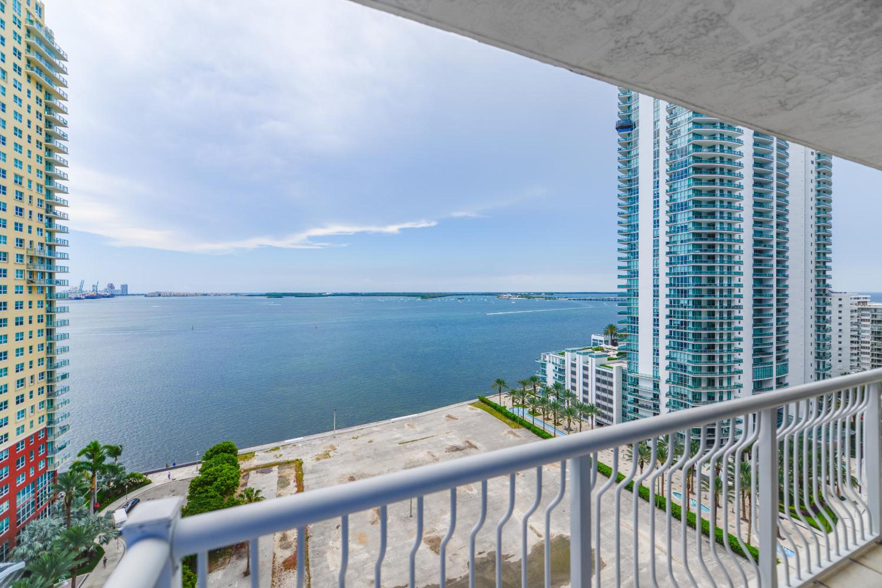 Spectacular 3 BD Condo direct Ocean balcony view