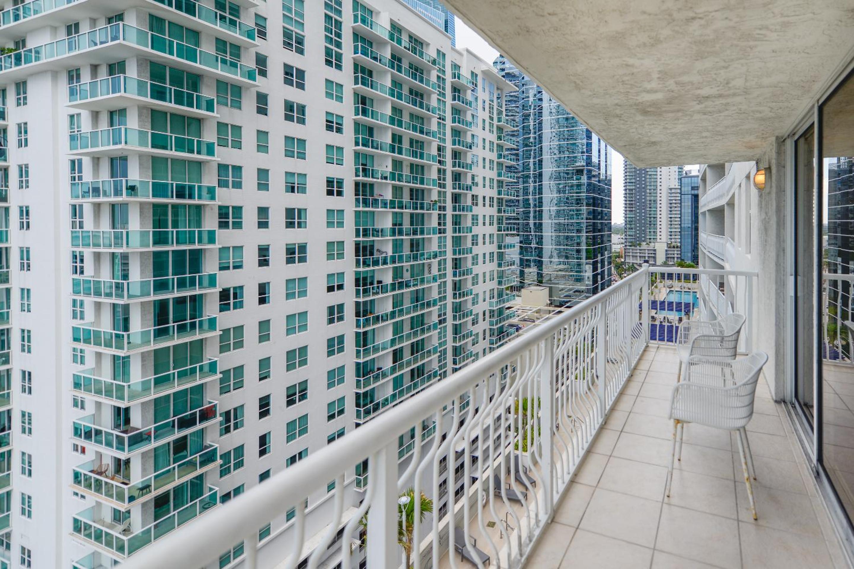 Spectacular 3 BD Condo direct Ocean balcony view