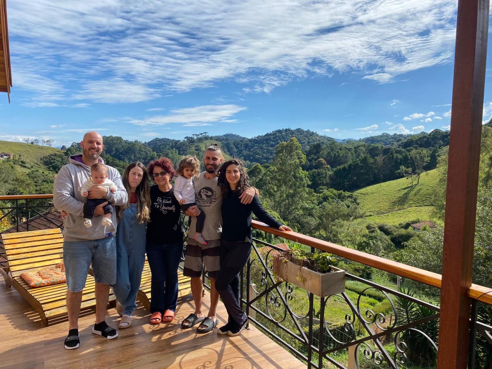 De cara com as montanhas e a 2 km do charmoso centrinho