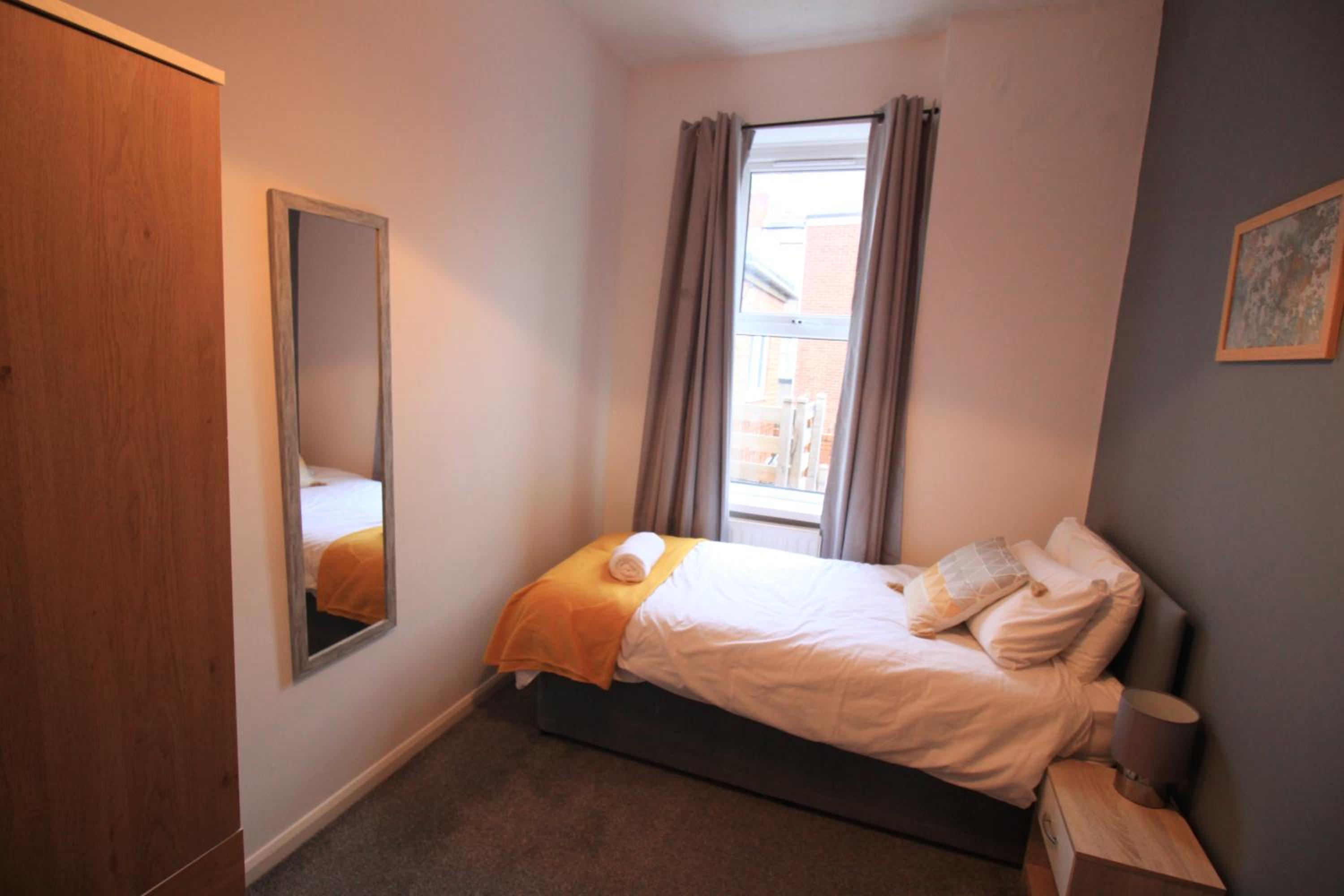 Windsor 3 - Perfect Contractor Stay Free Parking 3 bedroom 4 beds Sleeps 6 view 4