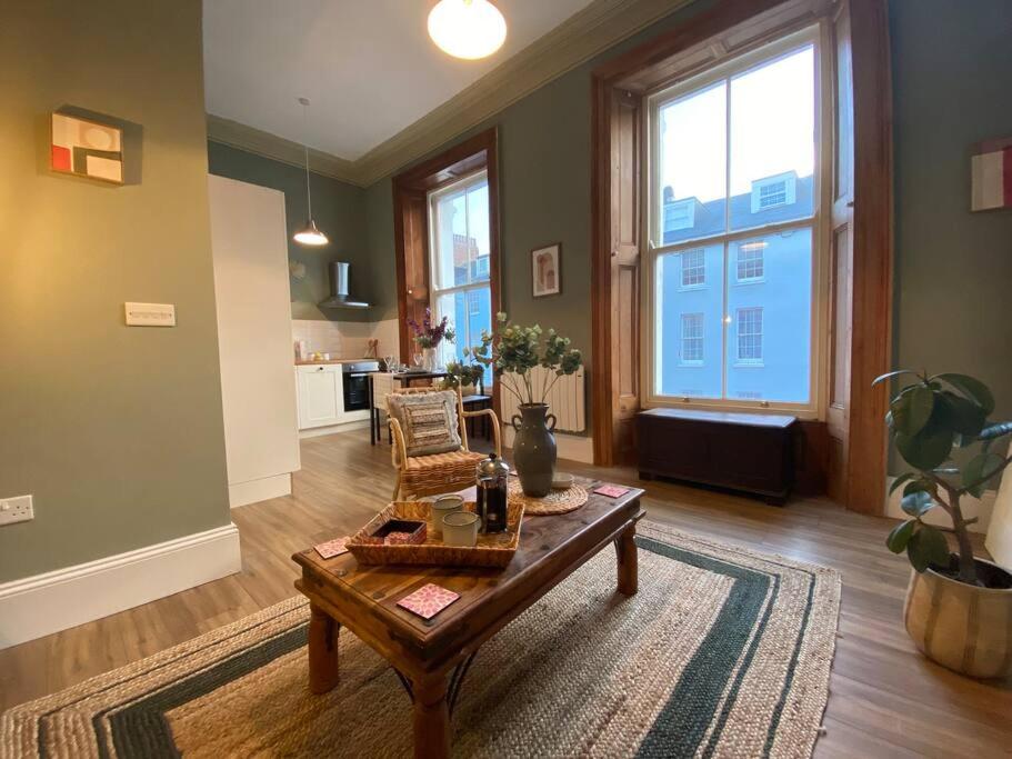 Fabulous flat in Durnford Street view 5