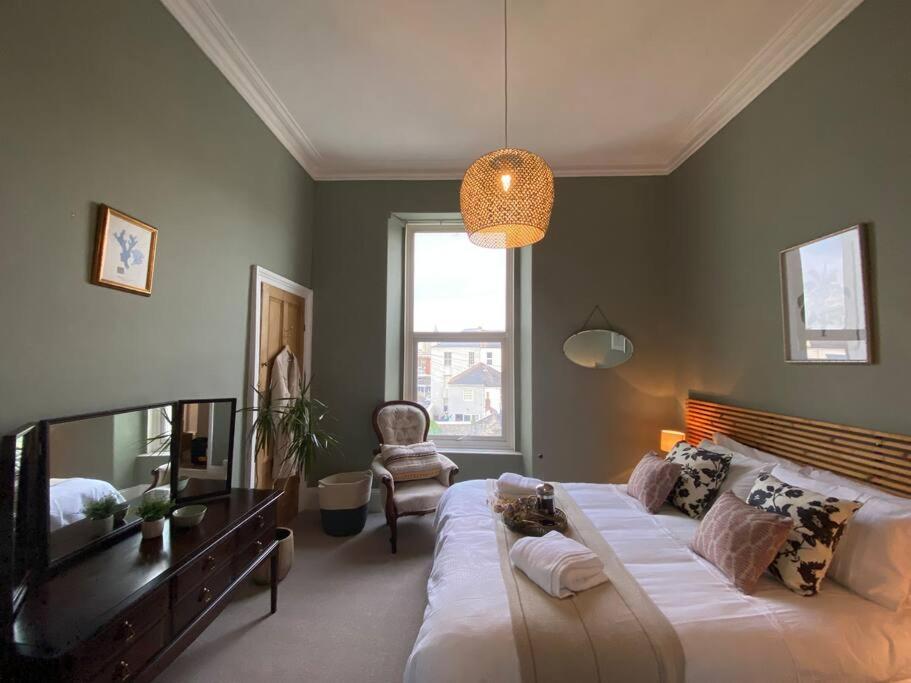 Fabulous flat in Durnford Street view 2