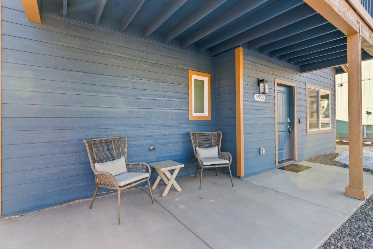 FLG Retreat - Modern Home with Mountain Views view 2