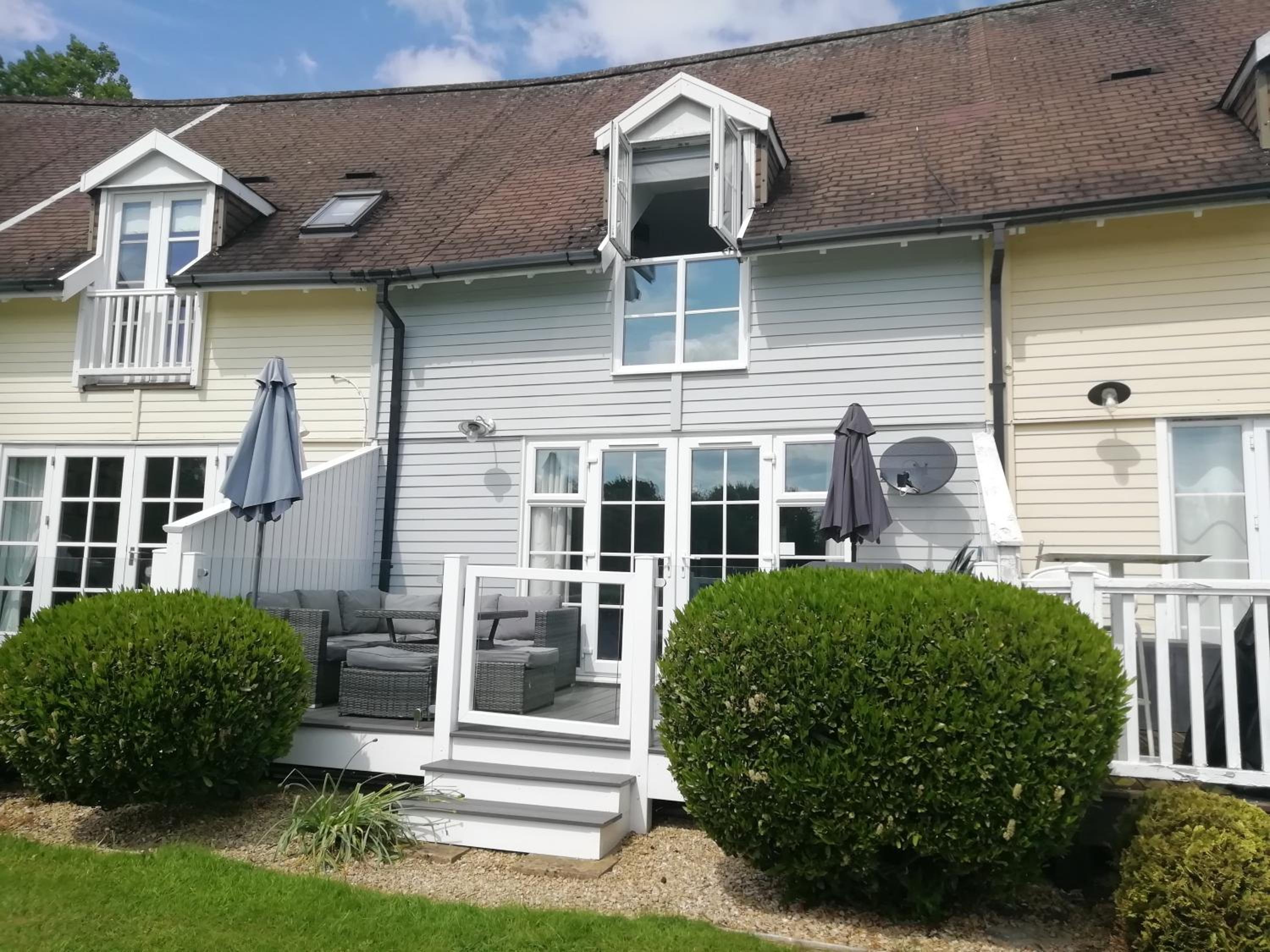 Lovely Lakeside lodge for families and friends view 4