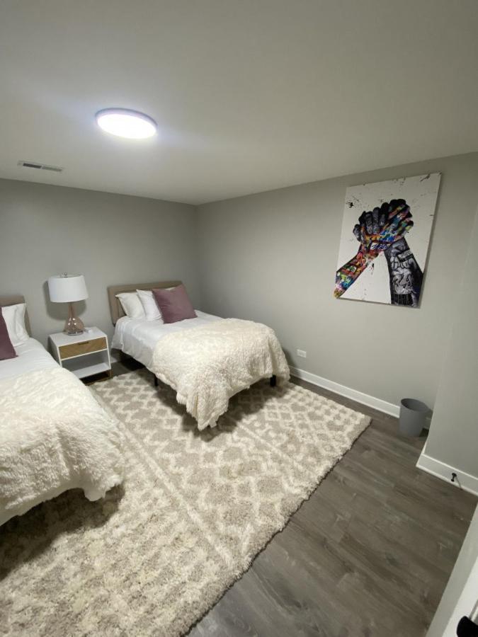 Modern 3 Bedroom Close to Downtown Chicago view 5