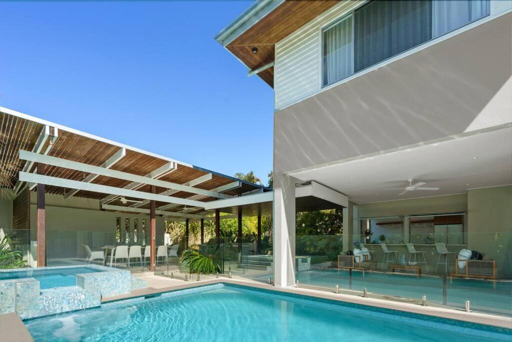Witta Circle - Walk to Hastings St & Noosa Beach