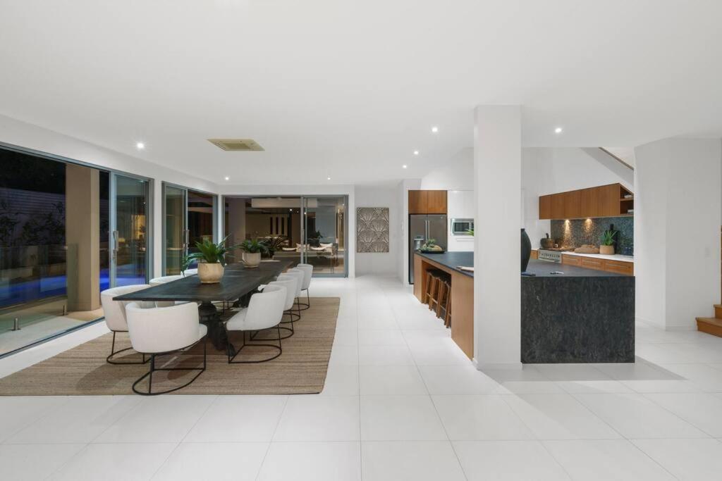 Witta Circle - Walk to Hastings St & Noosa Beach