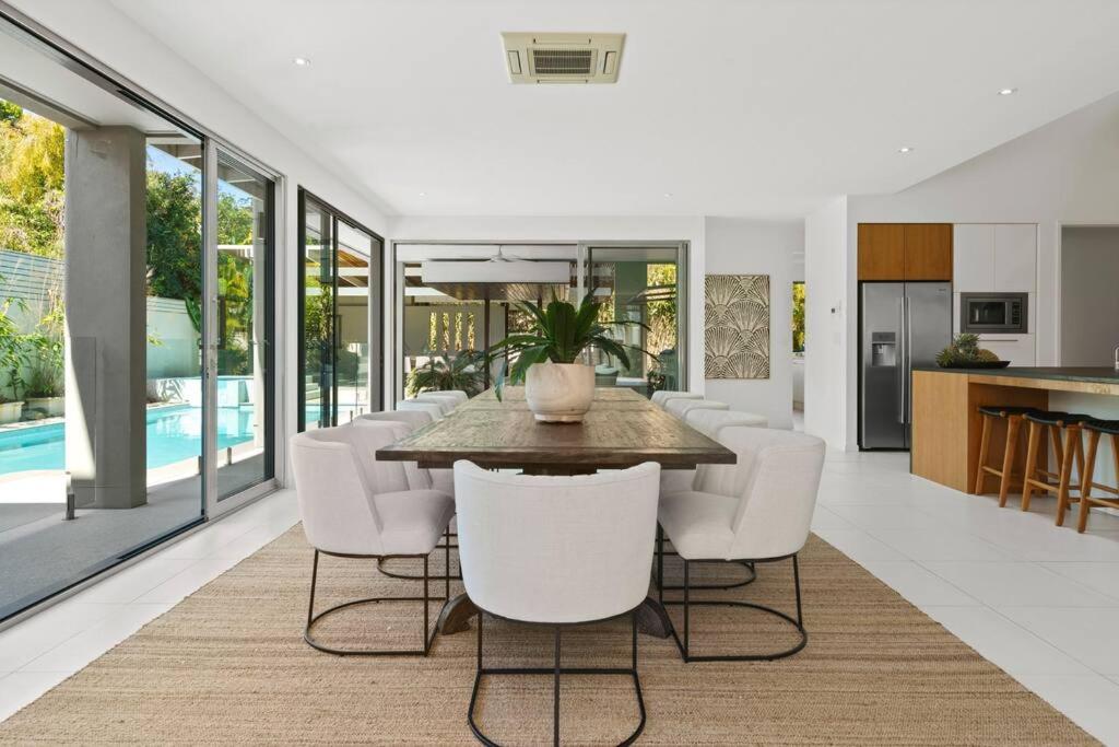 Witta Circle - Walk to Hastings St & Noosa Beach