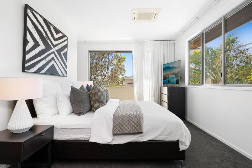 Witta Circle - Walk to Hastings St & Noosa Beach