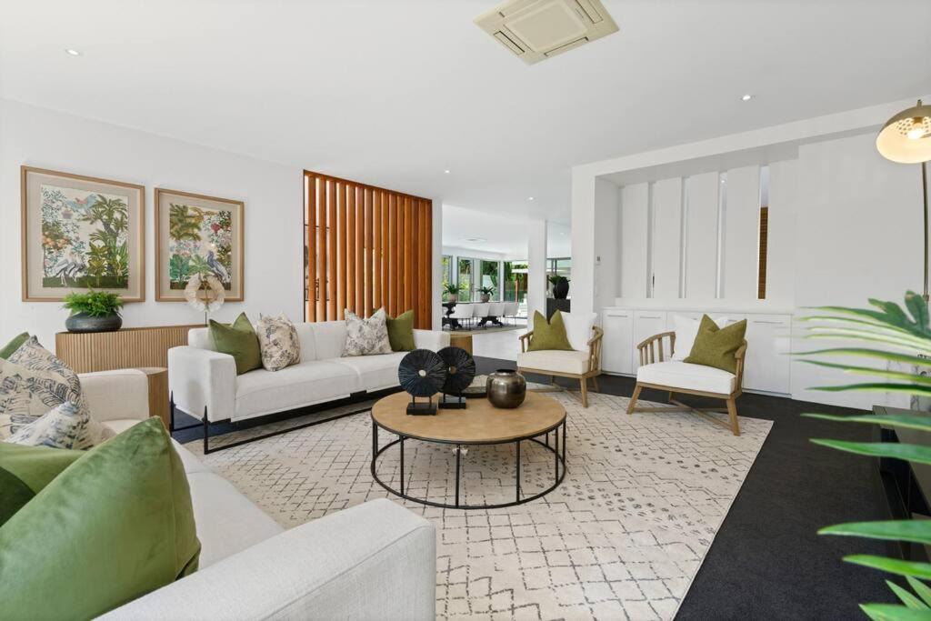 Witta Circle - Walk to Hastings St & Noosa Beach