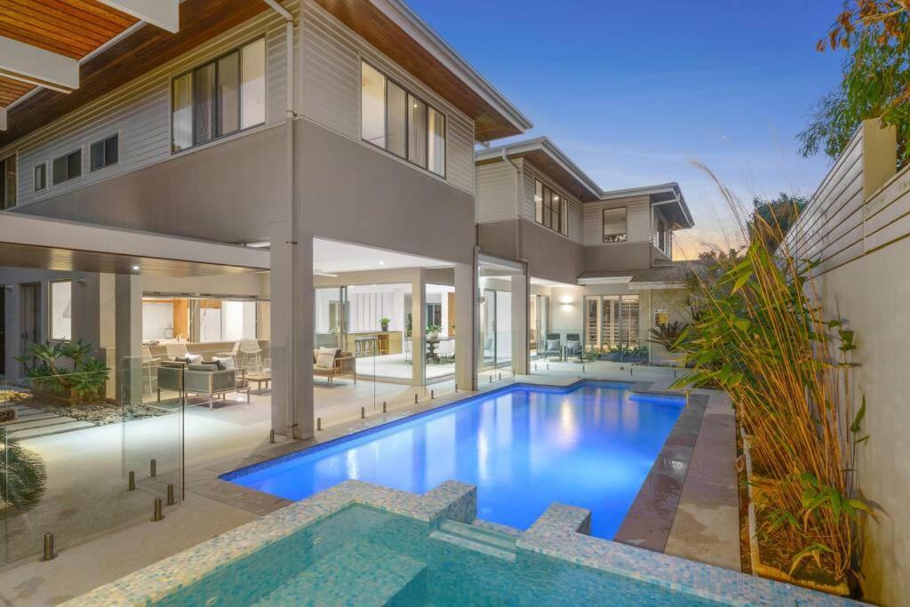 Witta Circle - Walk to Hastings St & Noosa Beach