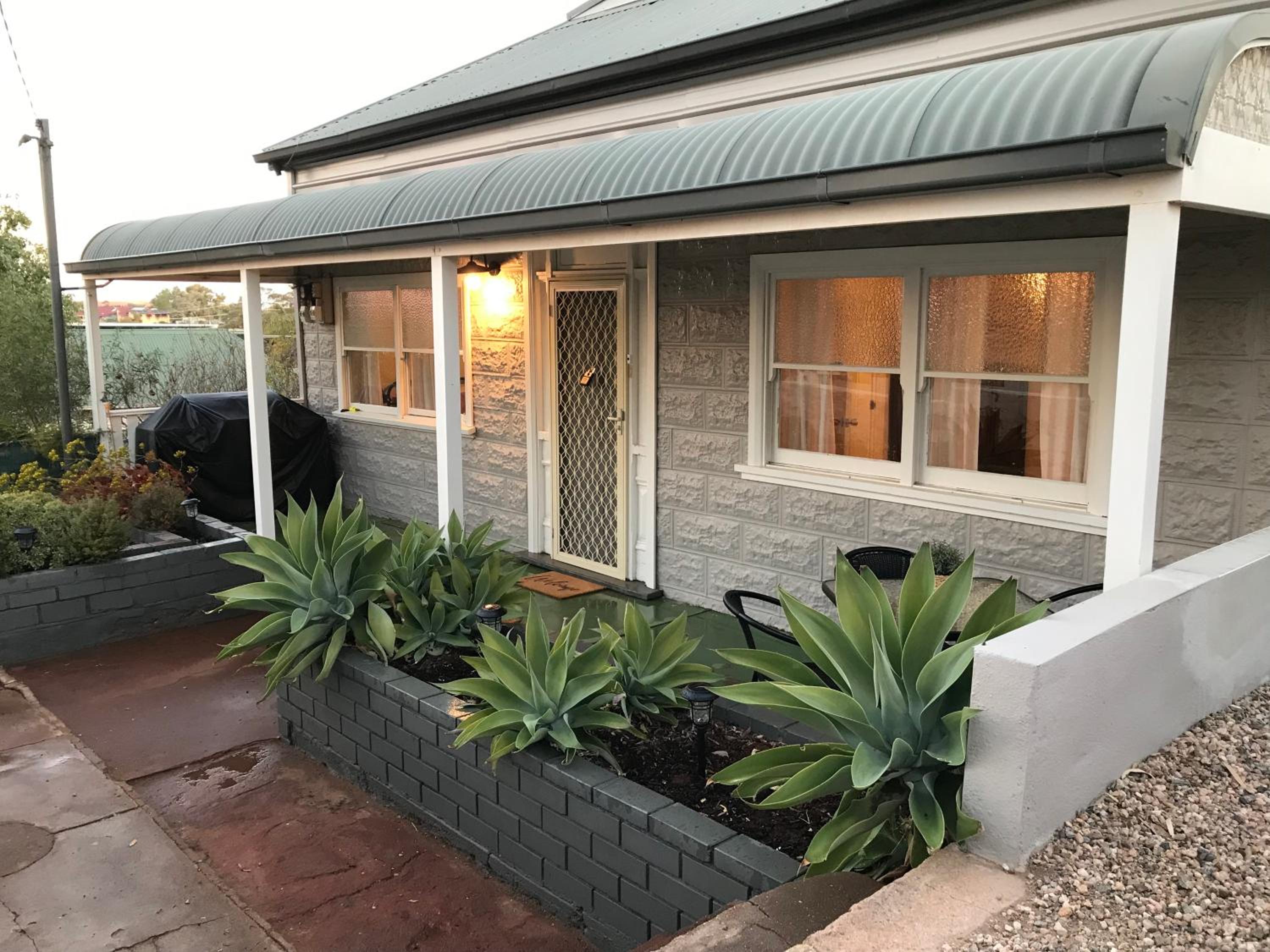 HILLSIDE HAVEN CHARMING C1920 COTTAGE Pet Friendly Sleeps 1 - 6