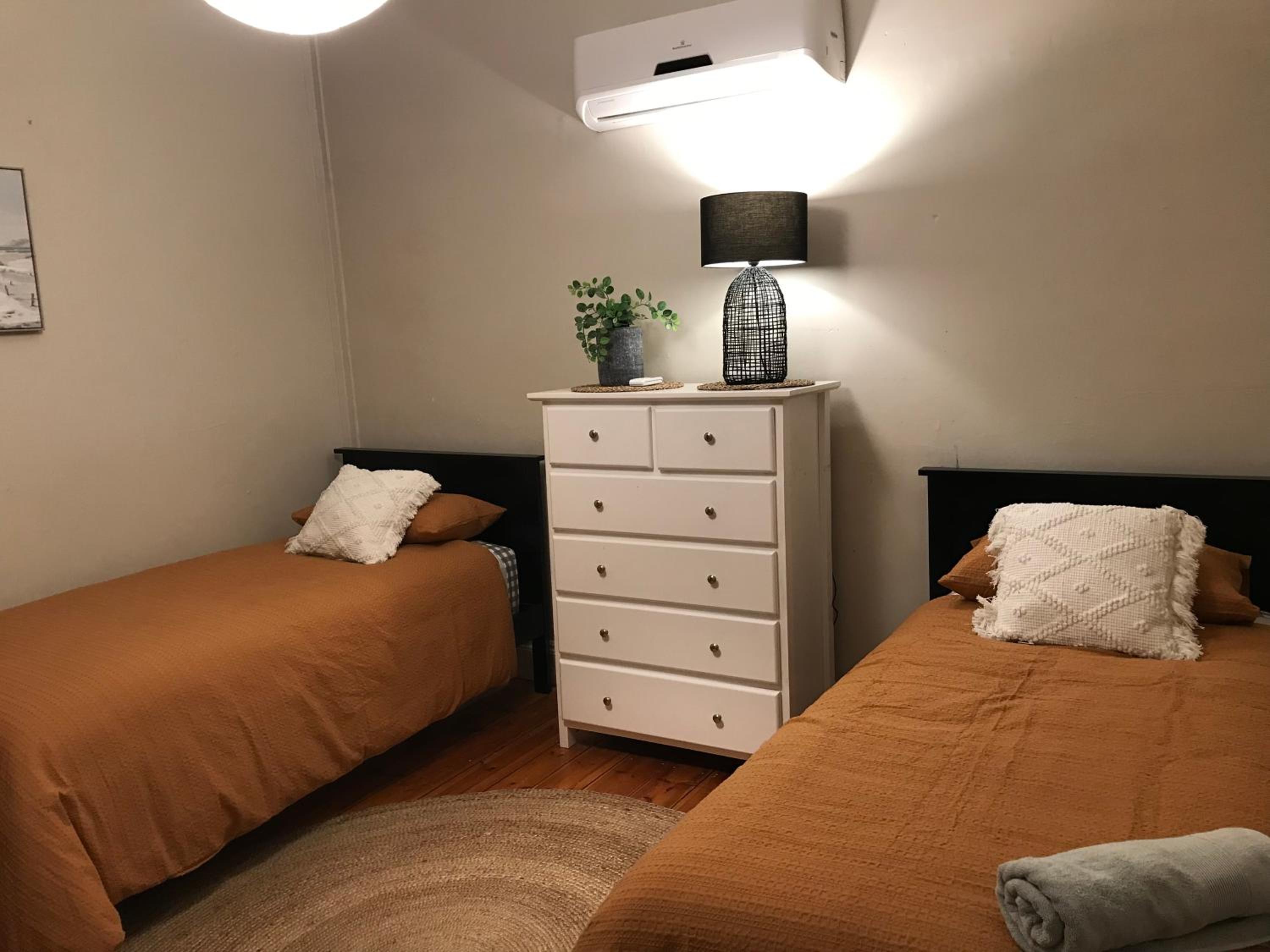 HILLSIDE HAVEN CHARMING C1920 COTTAGE Pet Friendly Sleeps 1 - 6