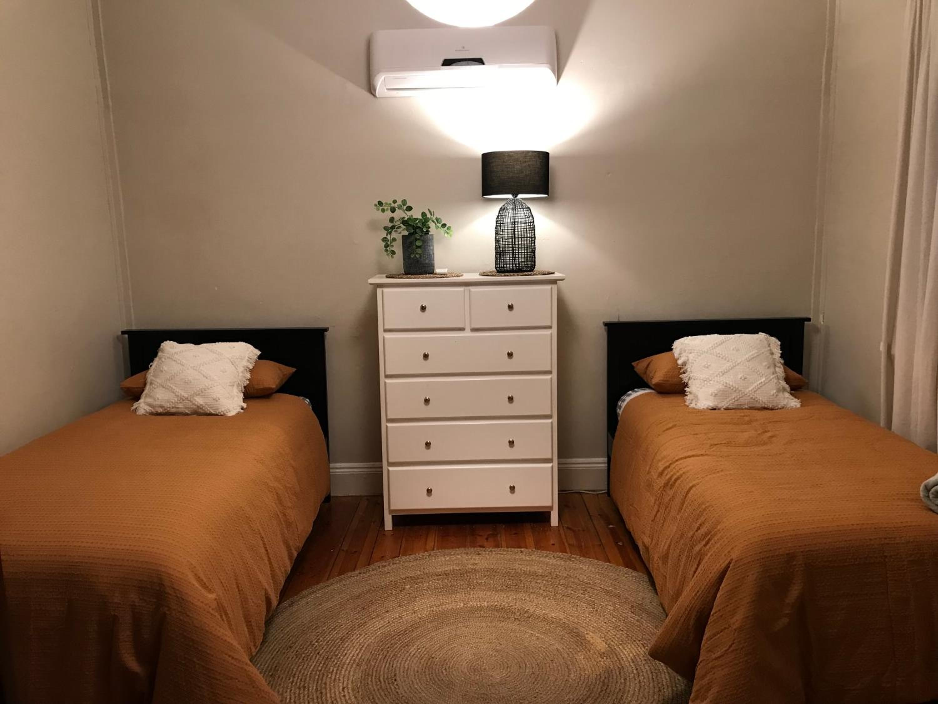 HILLSIDE HAVEN CHARMING C1920 COTTAGE Pet Friendly Sleeps 1 - 6