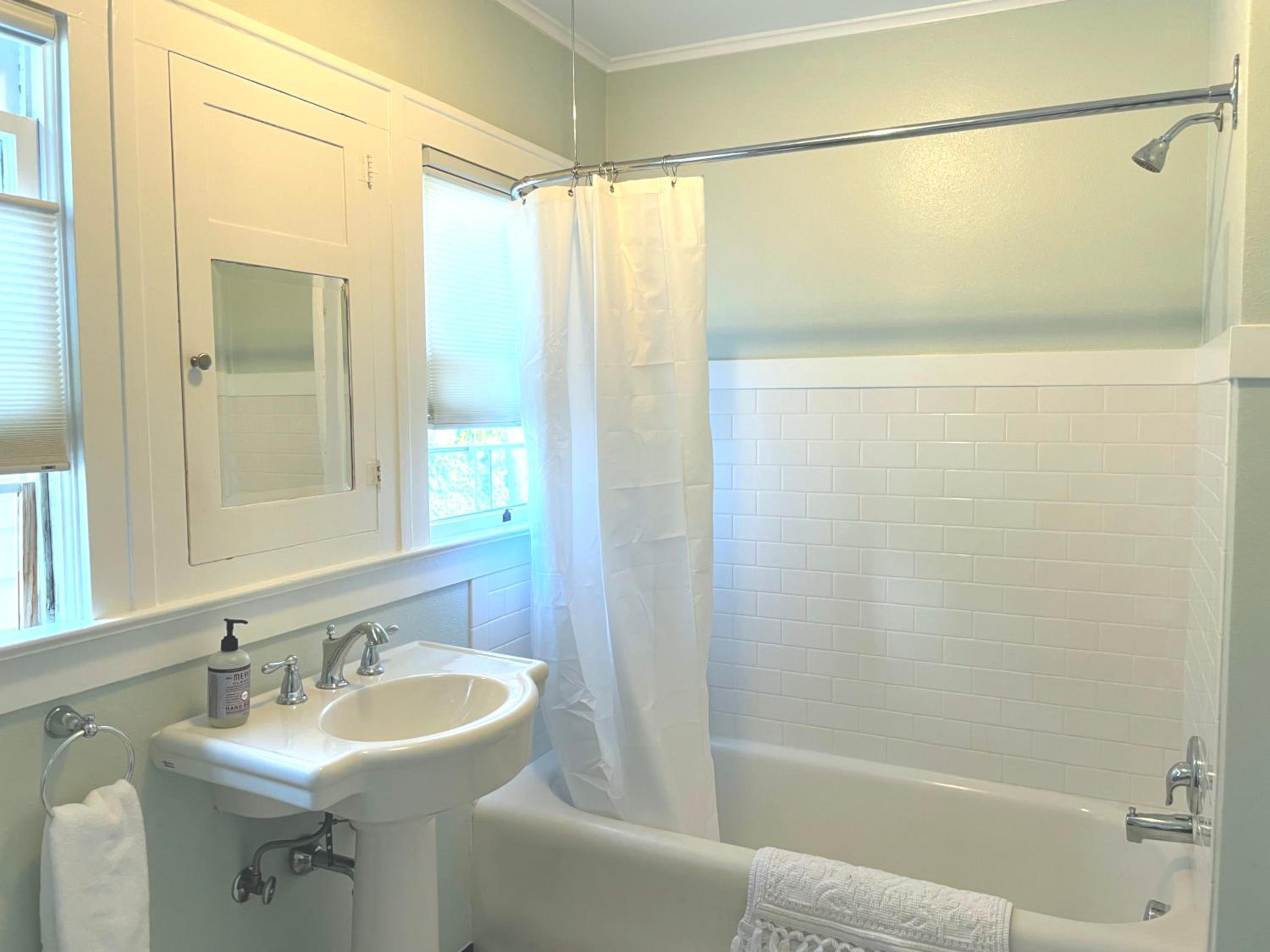 Albany Vacations - Bush Park  Downtown Charmer in Salem's Best Location - Property Image 3