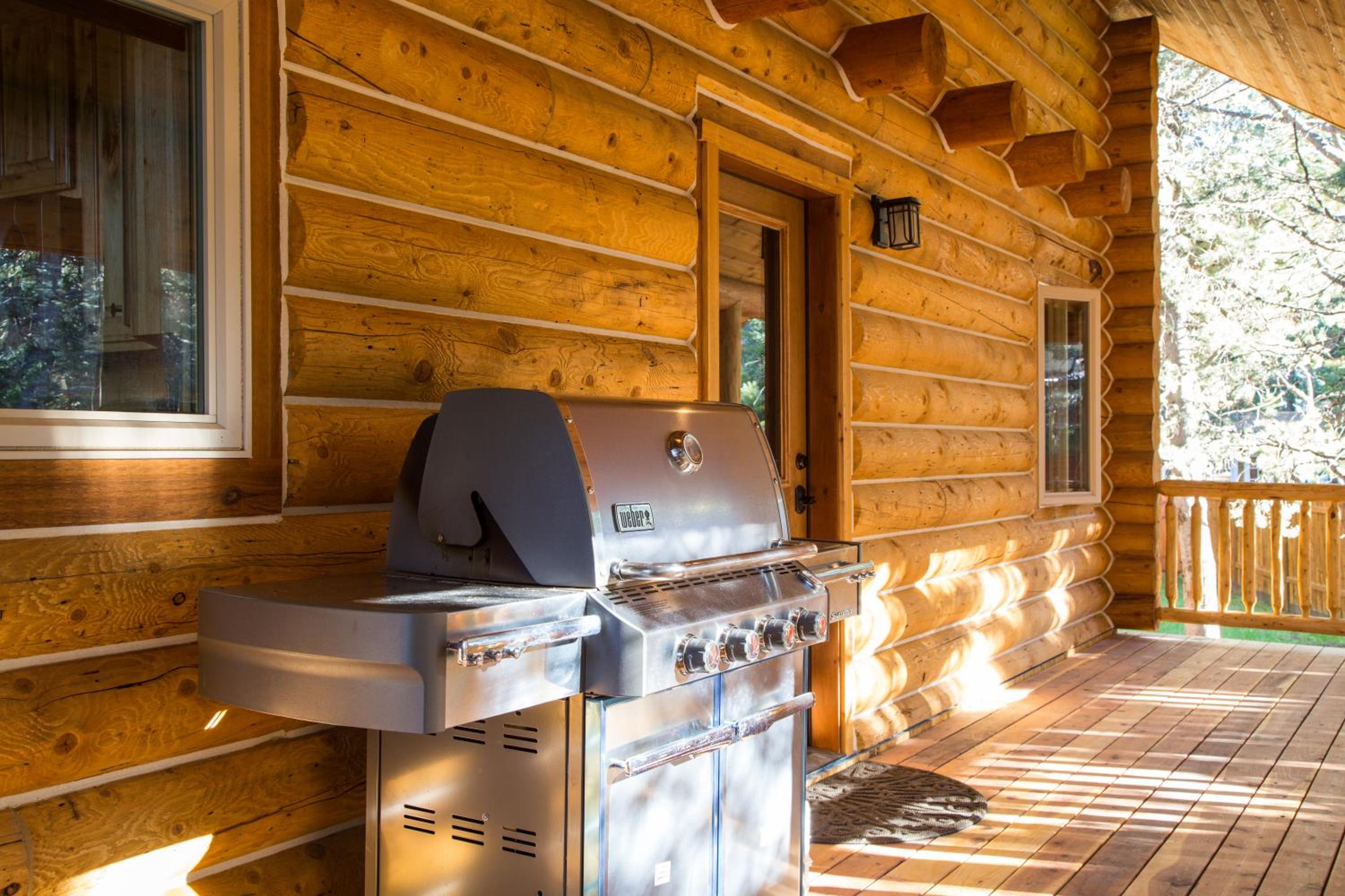 Lumberjack Lodge by KABINO Hot Tub Fire Pit Satellite WiFi Grill Large Porch