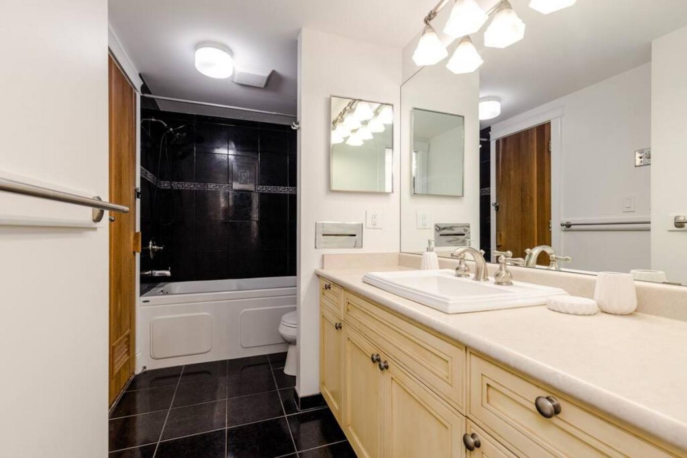 Patagonia 2 Bed 2 Bath with Private Hot Tub