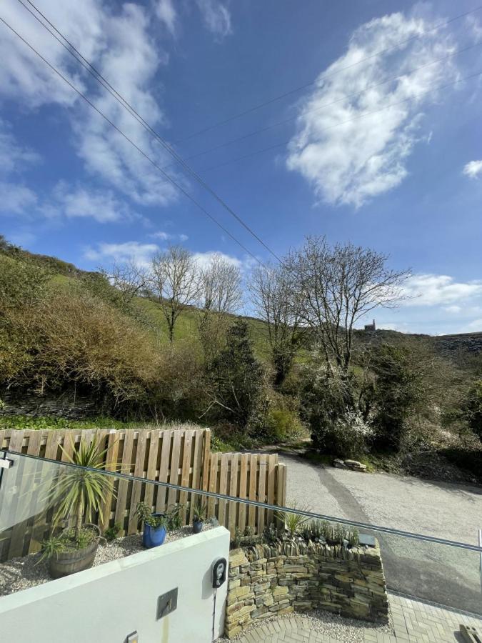 Skylark 4 bed Sleeps 8 with hot tub view 3