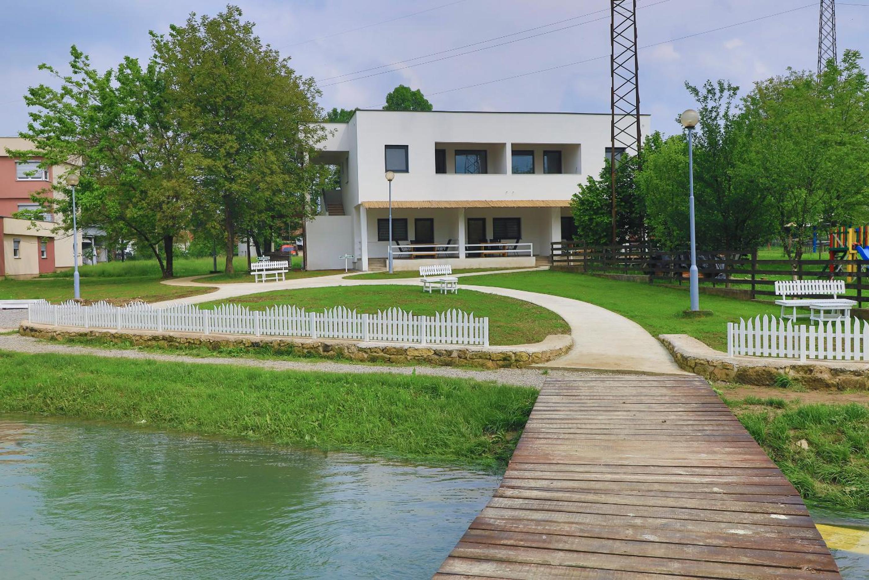 Holiday Homes Pozitiva
