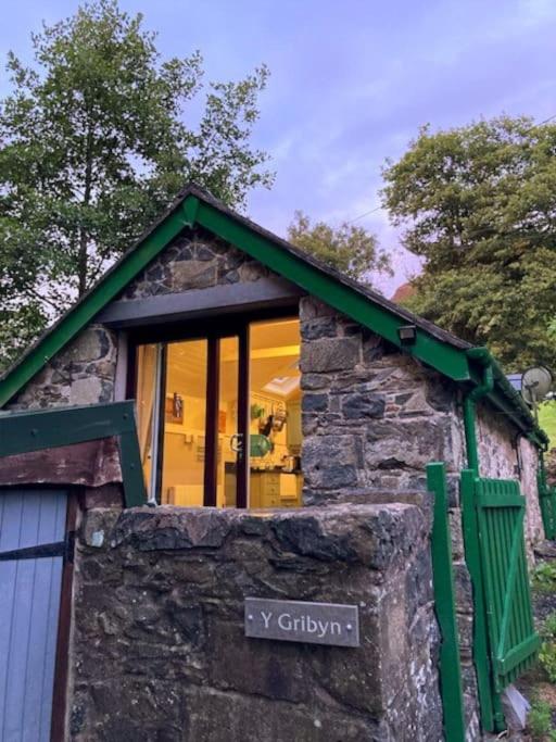 Y Gribyn - Modern stone cottage within Snowdonia's National Park view 3