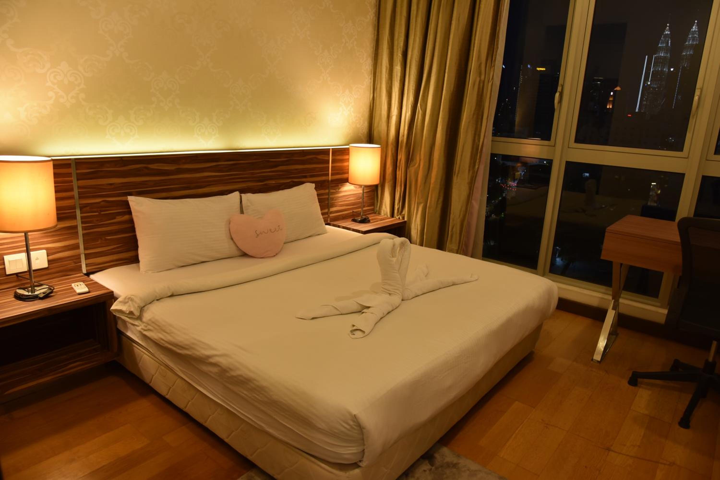 Regalia Residence at KLCC View Sky Pool by MC